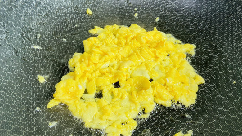 花菜炒鸡蛋,起油锅倒入鸡蛋液炒熟，盛入碗中备用