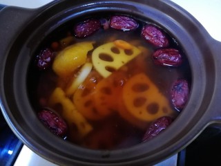 红枣莲藕汤,中小火再煲10分钟。