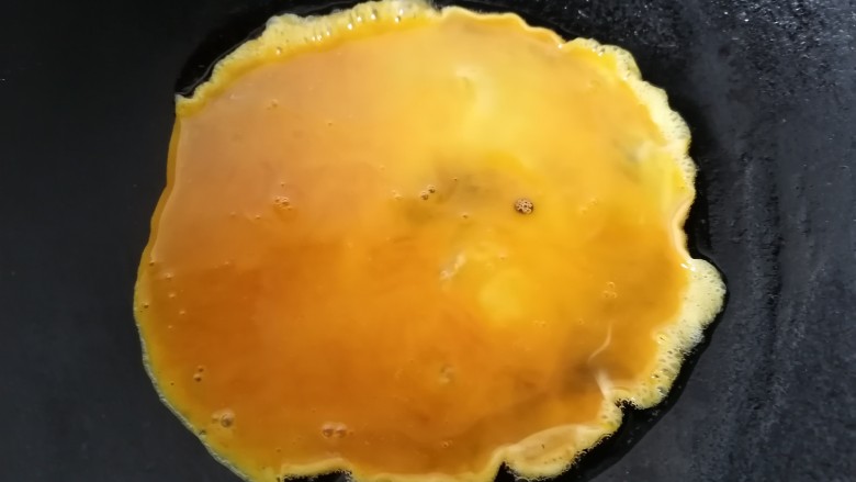 花菜炒鸡蛋,锅内放油烧热倒入蛋液