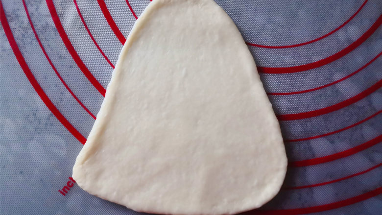 酸奶面包,逐个擀成三角形