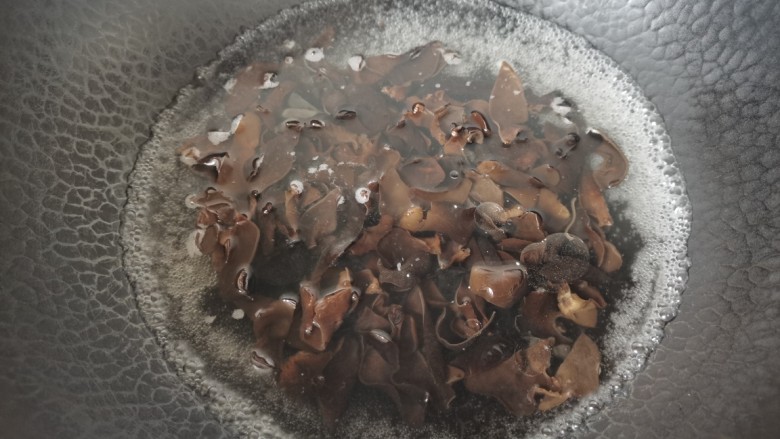 花菜炒鸡蛋,锅里水烧开加入少许盐几滴油，放入黑木耳焯水一分钟捞出沥水