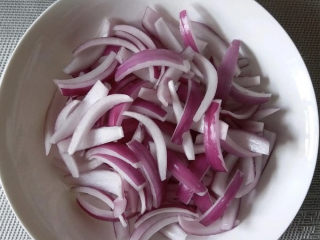 洋葱炒肉片,紫洋葱切成这样的丝。