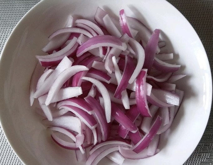 洋葱炒肉片,紫洋葱切成这样的丝。