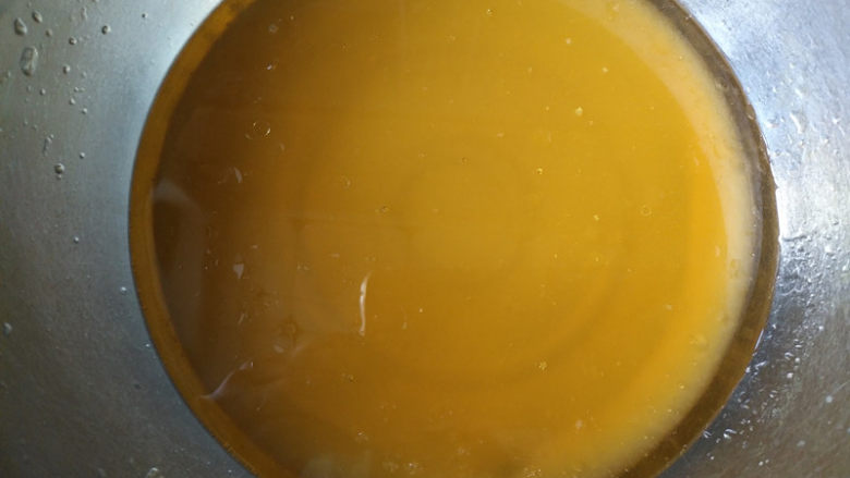 橙子蛋糕,用电动打蛋器将蛋黄液搅打乳化