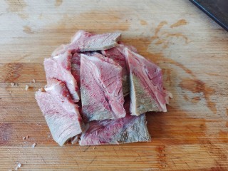 番茄牛肉面,将熟牛肉切成薄片
