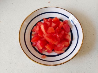 番茄牛肉面,西红柿清洗干净切成小块