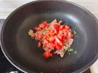 番茄牛肉面,加入西红柿，放一点点盐西红柿容易出汁，炒出西红柿汁