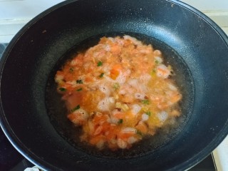 番茄牛肉面,加入适量清水煮开