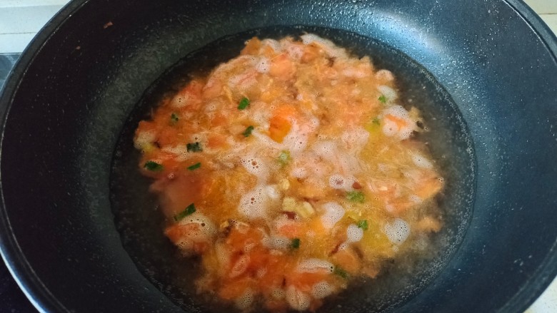 番茄牛肉面,加入适量清水煮开