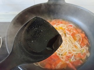 番茄牛肉面,加入蚝油搅拌均匀，煮至面条快熟透