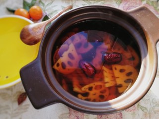 红枣莲藕汤,滋补的红枣莲藕汤就煲好了。