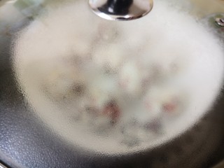 腊肠萝卜丝饼,水开放蒸锅里蒸6分钟左右