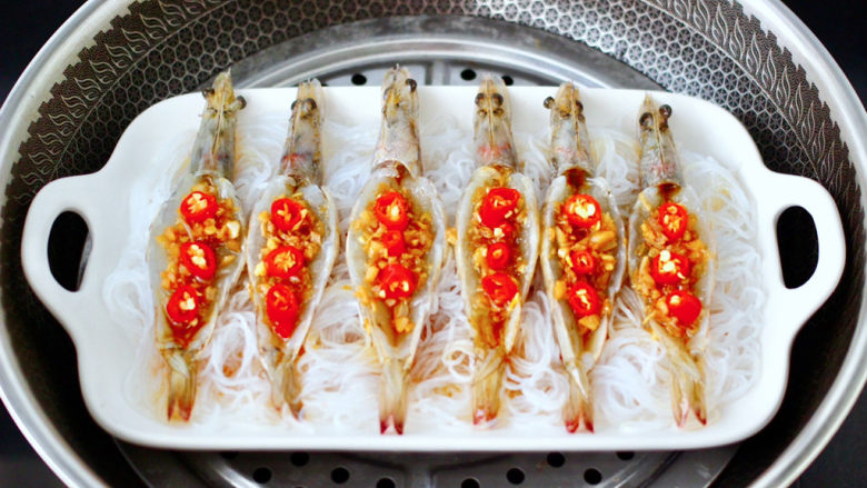 鲜掉眉毛的开背基围虾,锅中倒入适量清水烧开，把开背虾放到蒸屉上。
