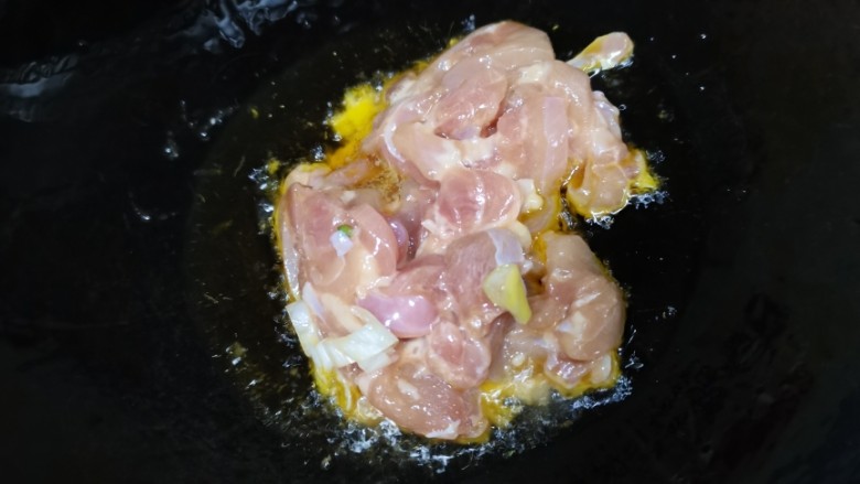鸡丝炒笋丝,锅内放油，下入腌好的肉条。