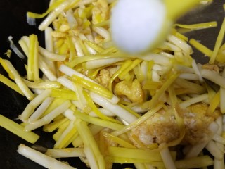 鸡蛋炒蒜黄,蒜黄塌下去，加入适量盐翻炒。
