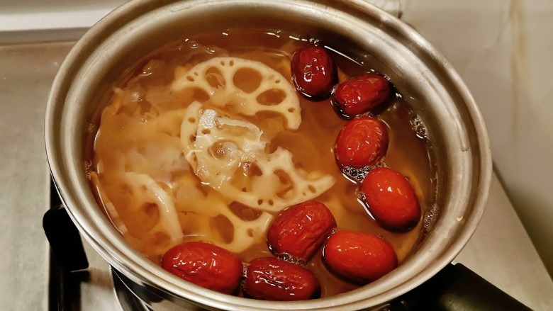 红枣莲藕汤,继续小火煮炖。