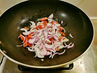 腊肉炒花菜,放入小洋葱炒出香味。
