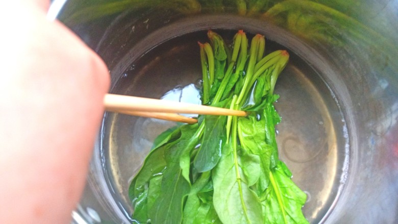 菠菜鱼丸汤,起锅烧点开水将菠菜烫一下