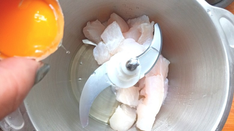 菠菜鱼丸汤,放入绞肉机中，打入一个蛋清打成鱼泥
