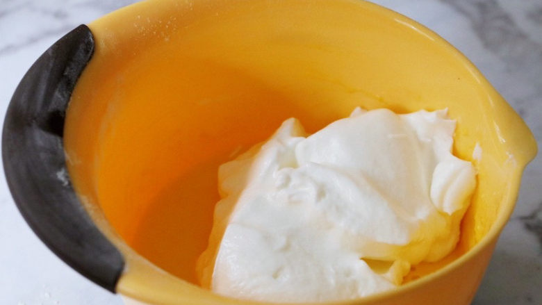 橙子蛋糕,取三分之一的蛋白霜到蛋黄糊中，翻拌均匀