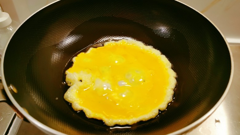 花菜炒鸡蛋,起油锅放入食用油，油热后放入鸡蛋液。