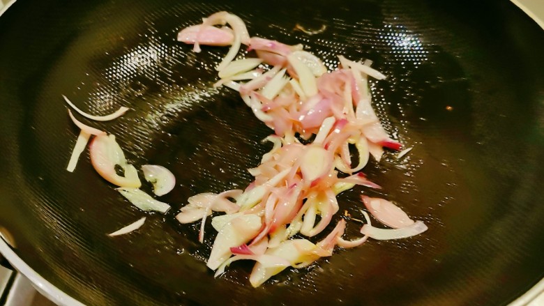 花菜炒鸡蛋,锅中留下底油继续加热，放入洋葱翻炒出香味。