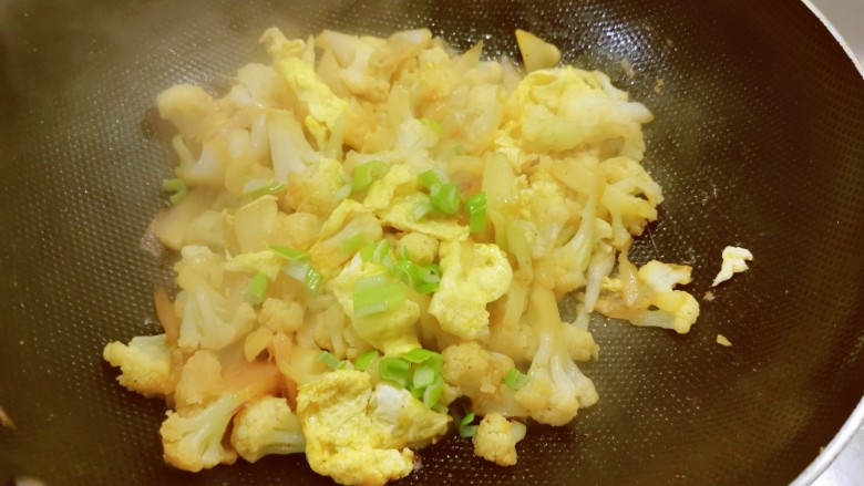 花菜炒鸡蛋,撒上葱碎，翻拌均匀即可关火出锅。