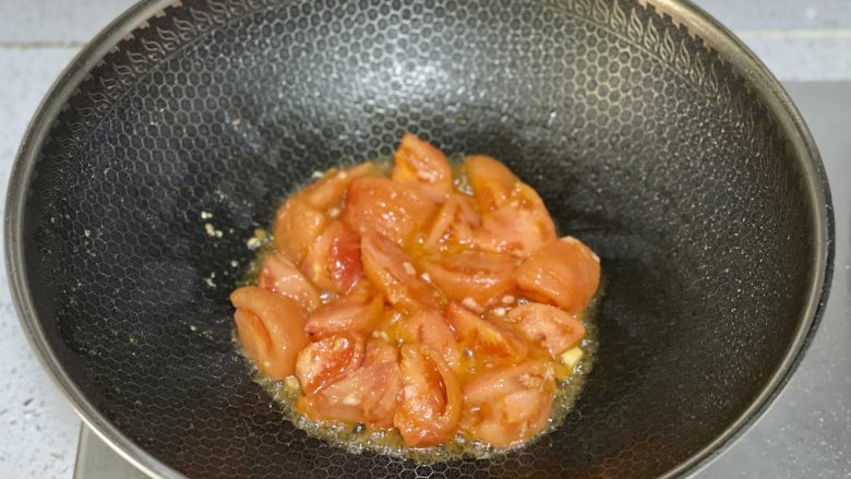 西红柿炒白菜,锅里下西红柿块，翻炒出汁。