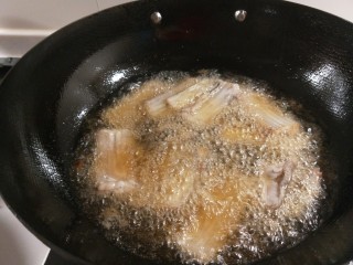 干煎带鱼,下油锅炸制。