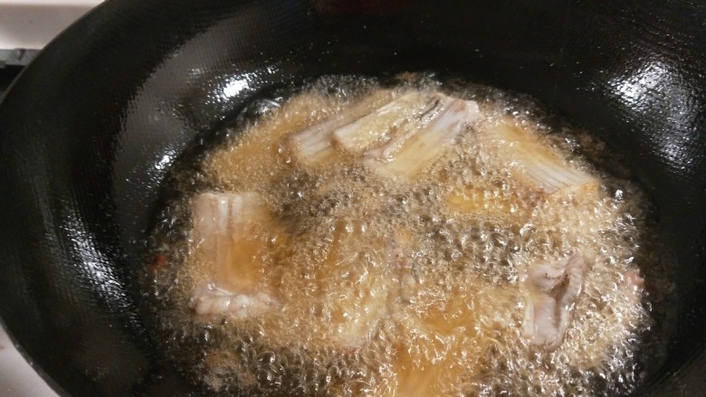 干煎带鱼,下油锅炸制。