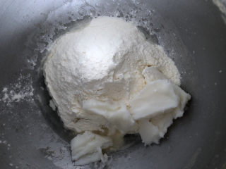 玫瑰花饼,油皮材料放在厨师机里。