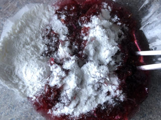 玫瑰花饼,滤去多余的汁水后，倒入适量的糯米粉拌匀。