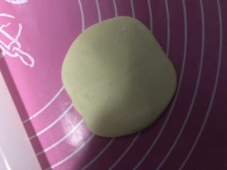 绿豆饼,擀成圆形，四周擀薄一些。