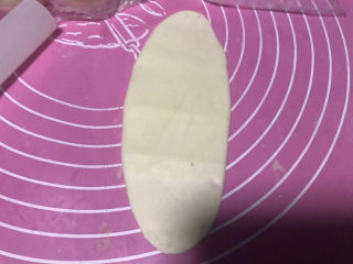 绿豆饼,取一个面团擀成椭圆形。