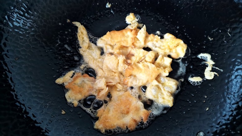 海带虾仁豆腐汤,热油倒入蛋液炒熟铲散，装入碗中