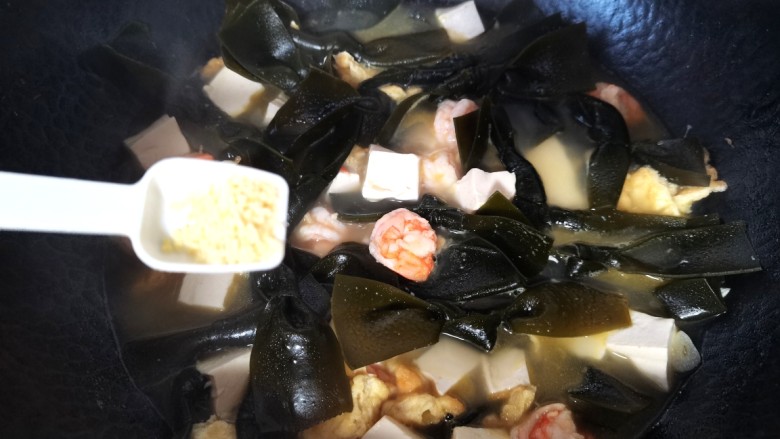 海带虾仁豆腐汤,加入鸡精提鲜