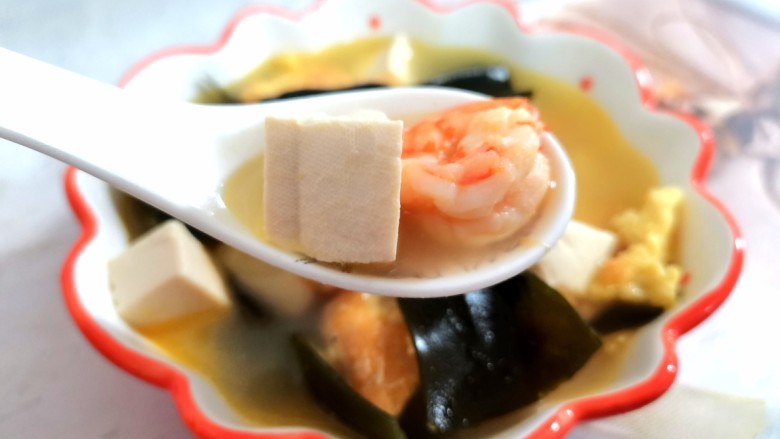 海带虾仁豆腐汤,汤汁鲜美，春季非常补钙的一道菜