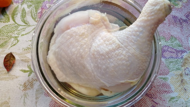盐焗鸡腿,鸡全腿泡冷水泡15分钟，清水洗干净。