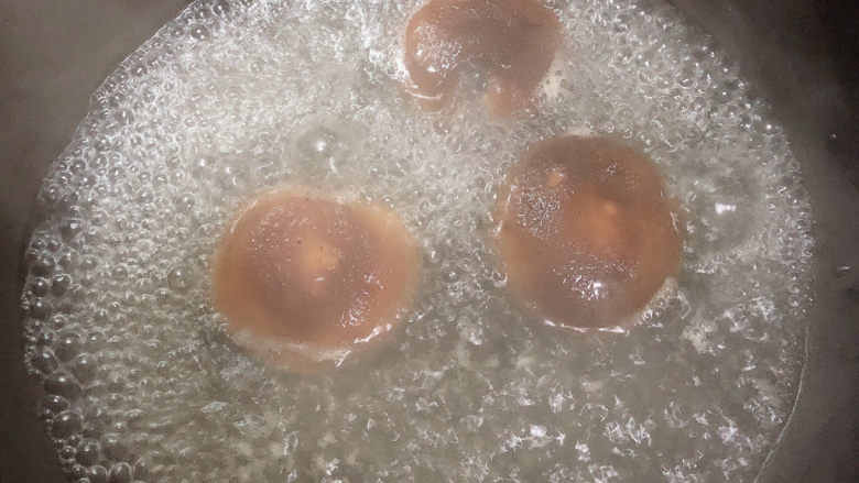 豆腐肉丸子,香菇在开水中烫一分钟，捞出放凉。