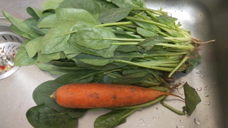 麻酱菠菜,胡萝卜一个。