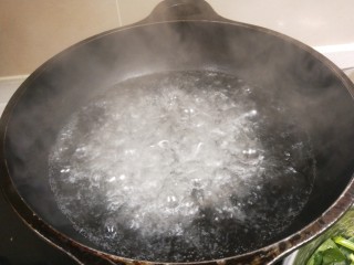 麻酱菠菜,一百度开水。