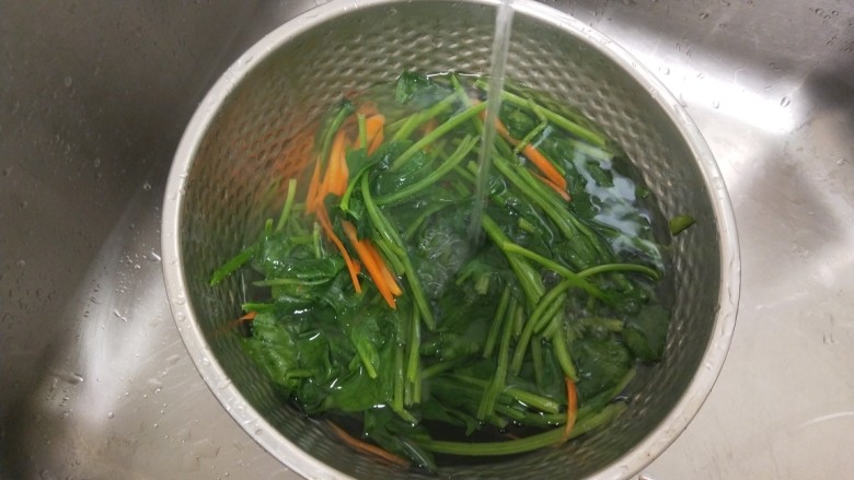 麻酱菠菜,捞出来过凉挤出水分。
