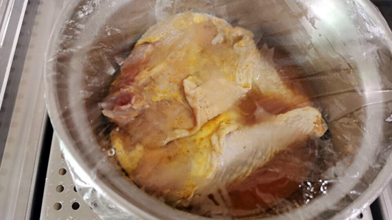 盐焗鸡腿,隔天取出，盖上保鲜膜，上锅蒸20分钟左右