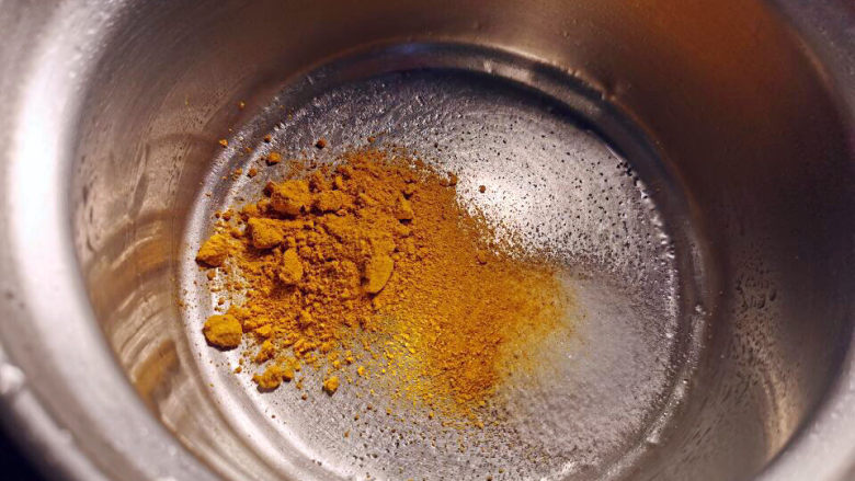 盐焗鸡腿,姜黄粉与盐倒入盆中