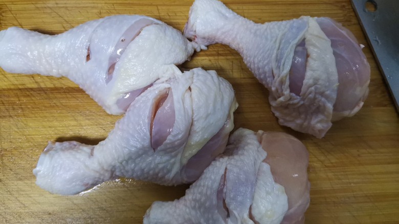 盐焗鸡腿,鸡腿洗干净，用刀在鸡腿上划几个口子，方便腌制入味