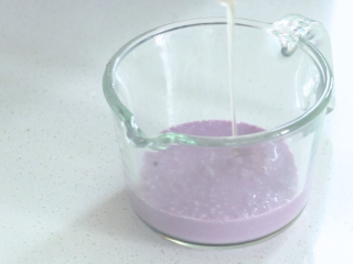 草莓奶冻&紫薯布丁,部分紫薯汁，吉利布丁水，混合均匀