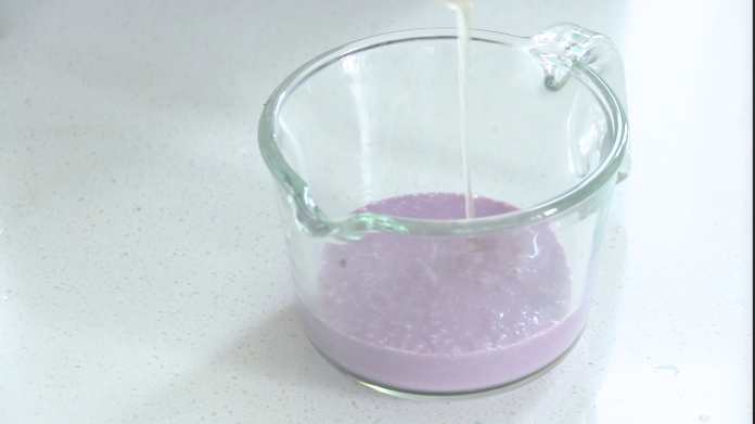 草莓奶冻&紫薯布丁,部分紫薯汁，吉利布丁水，混合均匀