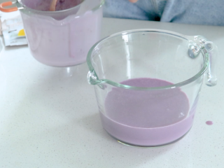 草莓奶冻&紫薯布丁,倒入剩余的紫薯汁，混合均匀过筛
