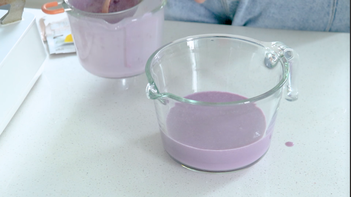 草莓奶冻&紫薯布丁,倒入剩余的紫薯汁，混合均匀过筛