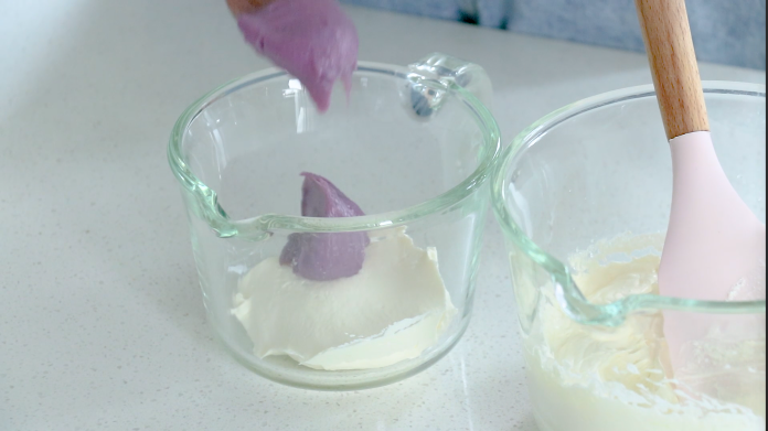 草莓奶冻&紫薯布丁,放入一小勺紫薯泥